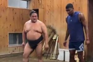 八村塁与相扑士一起训练 网友：你又不是勇士的 没人在更衣室揍你