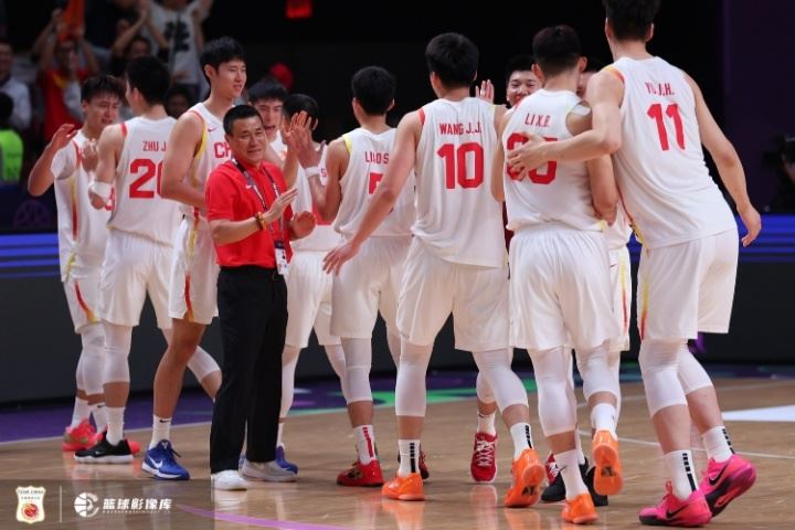 中国男篮闯入亚洲杯决赛！李炎哲：加油兄弟们 继续冲！