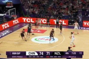 冲击内线！廖三宁凌波微步上篮得手 余嘉豪强攻造杀伤两罚都有
