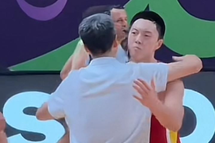 强度太大！胡明轩憾失绝杀 和郭士强拥抱时嘴唇已煞白&毫无血色