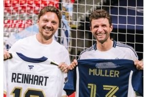 足球🤝冰球！穆勒与加拿大冰球运动员莱因哈特互换球衣