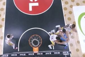 希腊怪兽！西班牙三人围剿密不透风 字母哥强势钻出送助攻