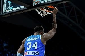 冲击力十足！字母哥半场9中6贡献15分2板2断 罚球5中3