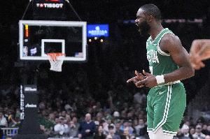 比尔-西蒙斯：布朗下赛季将场均32分 他多4次出手就拿30分了