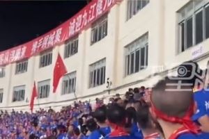 网传赣超球迷被扔水瓶砸伤，警方带走6人