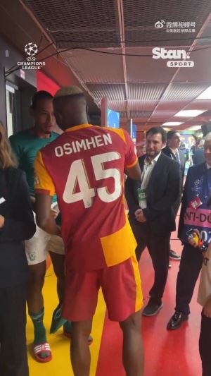 打入制胜球的奥斯梅恩和范迪克交换球衣👕🤝