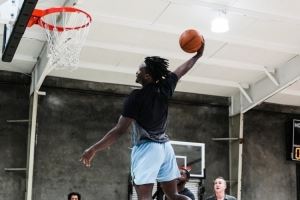 首场NBA季前赛全力出击 篮球激战一触即发！