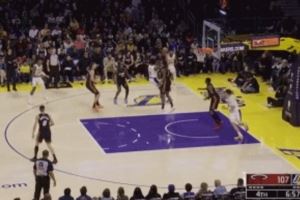 这突破不错!布朗尼中路强突吸引包夹 分球助斯玛特飙中三分