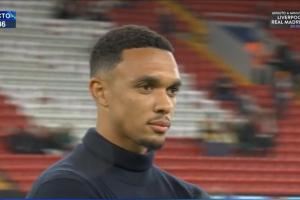 思绪万千!阿诺德再次站在了安菲尔德的草皮上,现场在下雨