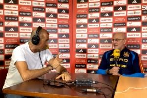 回应!德拉富恩特:亚马尔离开时很伤心 有俱乐部曾感谢我照顾球员